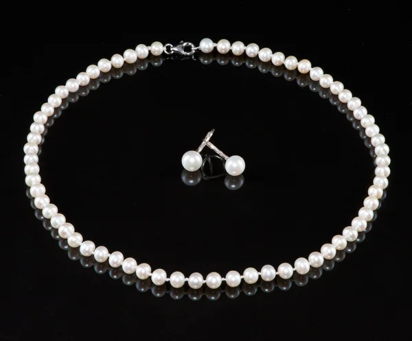 A string of pearls and earrings — Stock Photo, Image