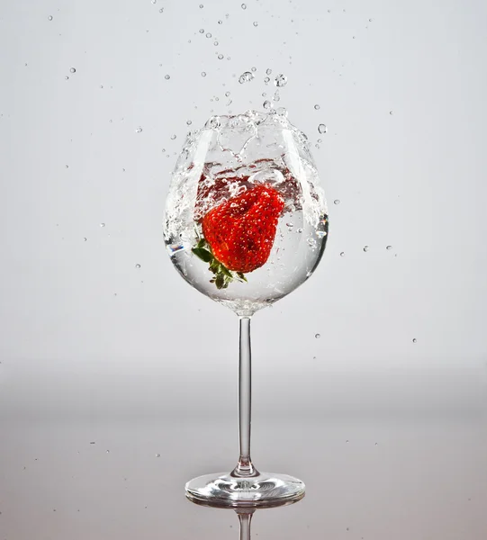 Morango em um copo de água — Fotografia de Stock