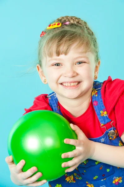 Una ragazza che gioca con una palla verde — Foto Stock