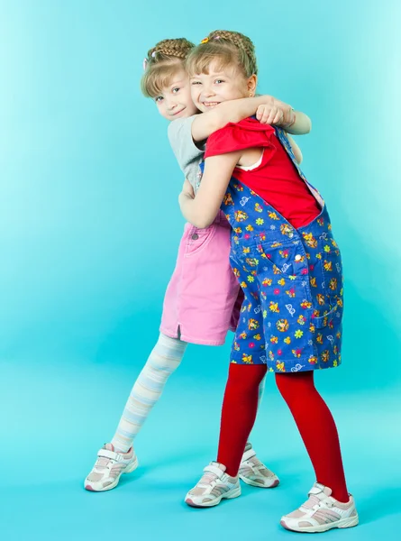Сестры-близнецы обнимаются — стоковое фото