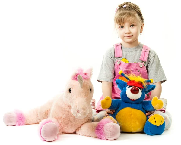 包围她的玩具的女孩 — 图库照片