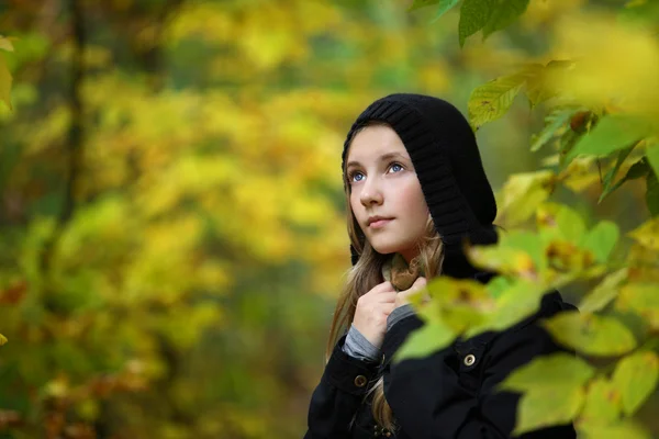 A girl is in an autumn park — Stock Photo, Image