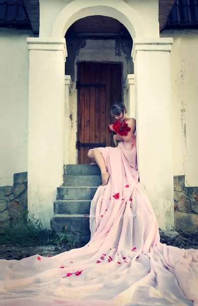 Jeune belle fille avec un bouquet de roses — Photo
