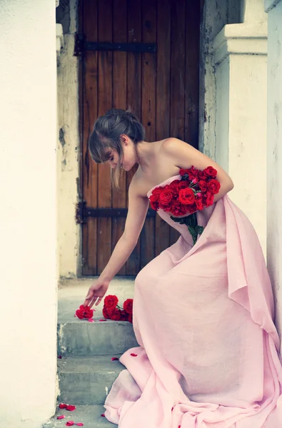 Jeune belle fille avec un bouquet de roses — Photo