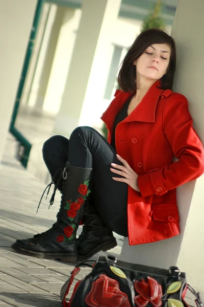 Ein Sitzendes Schönes Junges Mädchen Trägt Einen Roten Mantel — Stockfoto