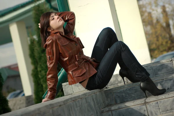 Ein Sitzendes Schönes Junges Mädchen Trägt Eine Braune Jacke — Stockfoto
