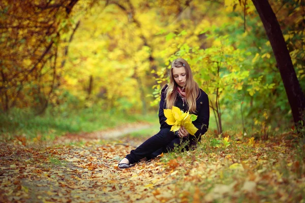 Una chica está en un parque de otoño — Foto de Stock
