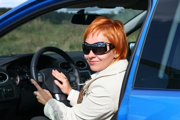 Mujer Pelirroja Con Gafas Sol Coche Azul —  Fotos de Stock