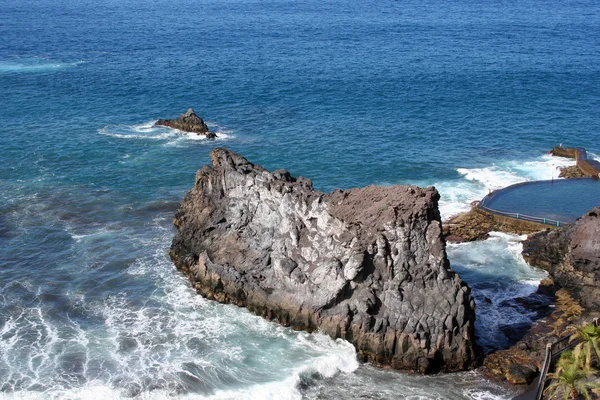 Naturschwimmbecken in los gigantos von Teneriffa. Kanarische Inseln, Spanien — Stockfoto
