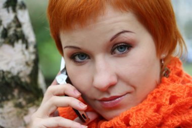cep telefonu Kırmızı fularlı küçük Kızıl saçlı kadın konuşuyor