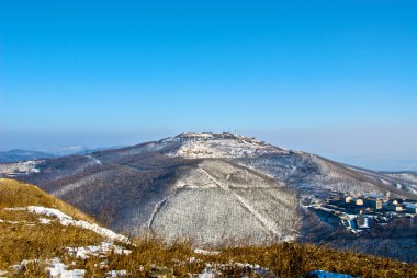 amur Körfez karşı güzel karla kaplı tepe