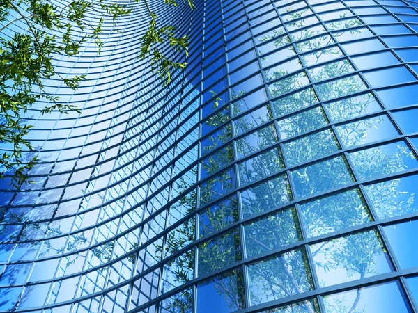 Edificio de oficinas sobre un fondo del cielo azul —  Fotos de Stock
