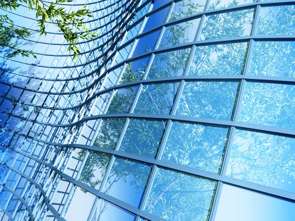 Edificio di uffici su uno sfondo del cielo blu — Foto Stock