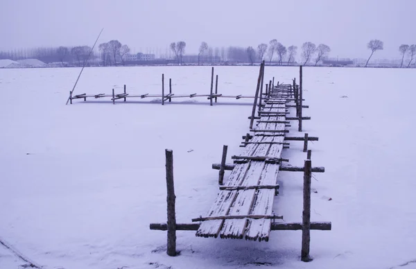 雪の中でシンプルな桟橋 — ストック写真