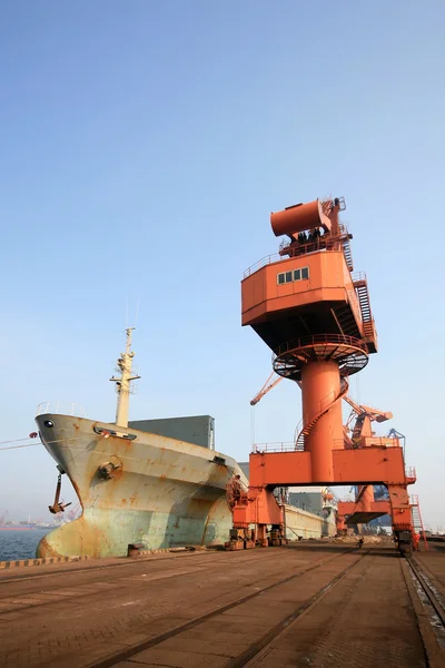 Portal crane and ships — Stock Photo, Image
