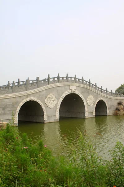 Trzy otwory kamienny most — Zdjęcie stockowe