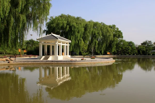 Çin mimarisi sahne bir parkta — Stok fotoğraf