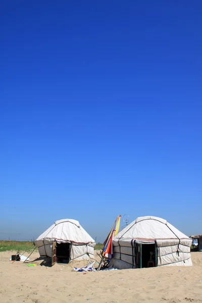 Enkel yurt på stranda – stockfoto