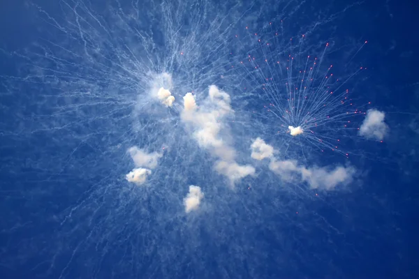 Flash and smoke in the blue sky — Stock Photo, Image