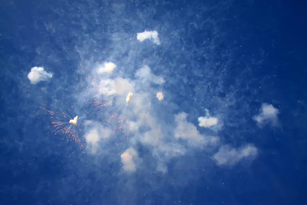 Вспышка и дым в голубом небе — стоковое фото