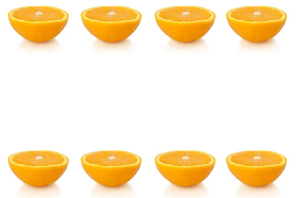 Восемь Маленьких Оранжевых Половинок Расположены Горизонтальными Линиями Вдоль Нижней Верхней — стоковое фото