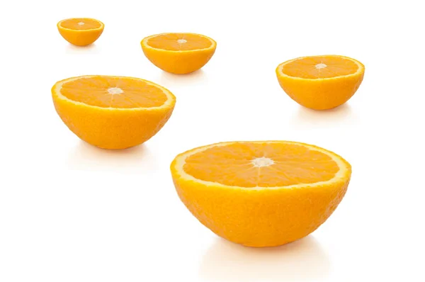 Five Mitades Naranja Recién Cortadas Dispuestas Sobre Blanco — Foto de Stock