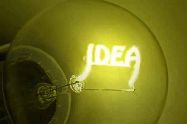 Крупный План Желтой Подсвеченной Лампочки Надписью Idea — стоковое фото