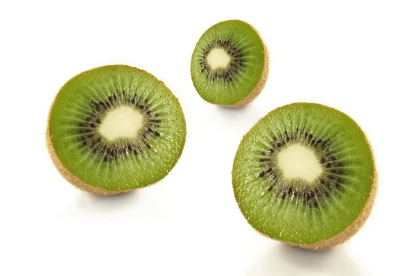 Niedrige Und Enge Erfassung Von Drei Frischen Kiwi Fruchthälften Über — Stockfoto
