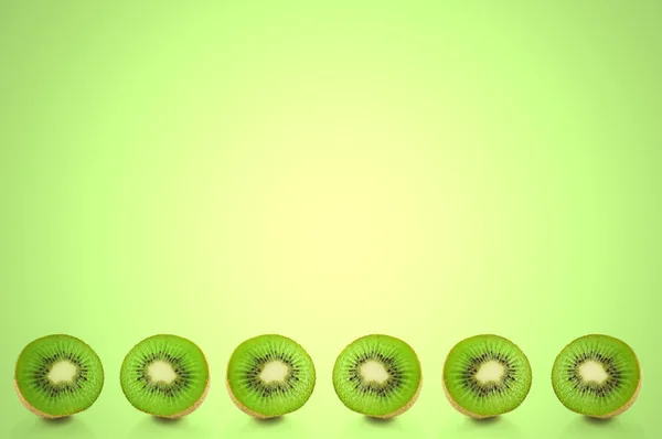 Sechs Kleine Kiwi Fruchthälften Die Einer Horizontalen Linie Unteren Bildrand — Stockfoto