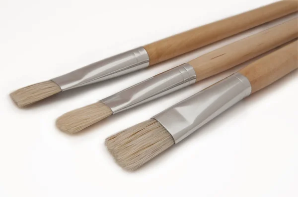 Beyaz Düzenlenen Ahşap Sanatçı Boya Fırçaları Yakın Çekim — Stok fotoğraf