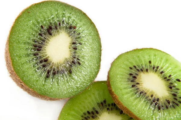 Teilweise geschnittene Kiwi-Früchte — Stockfoto