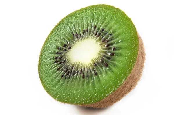 Bio-Kiwi zur Hälfte — Stockfoto