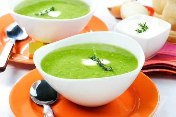 Зеленый суп с брокколи в белой миске подается на ужин — стоковое фото