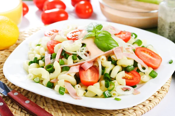 Makkaroni Salat Mit Tomaten Weißen Teller Serviert — Stockfoto