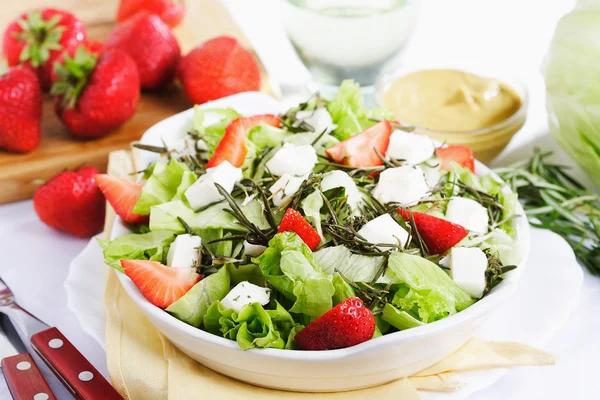 Salat mit Erdbeere — Stockfoto