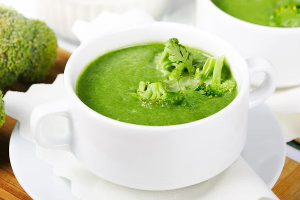 Broccoli färsk grön soppa i vit skål serveras till middag — Stockfoto
