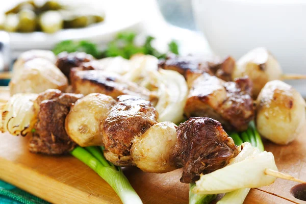 Kebab met vlees en UI — Stockfoto