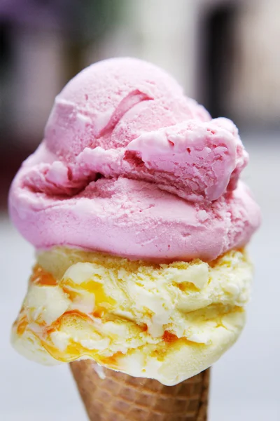 Gözleme dondurma pembe ve sarı rulolar