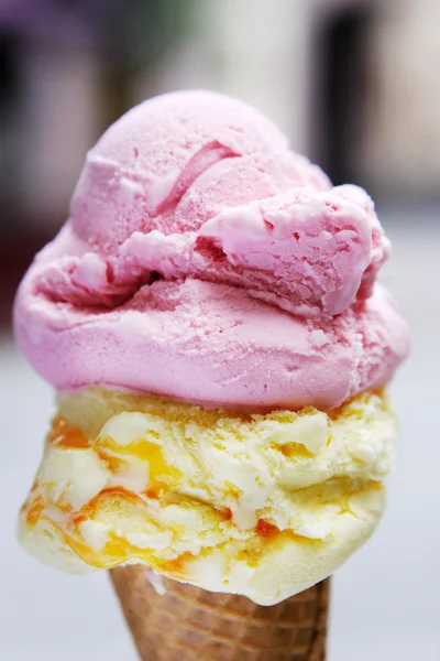 Rolos de sorvete rosa e amarelo em waffle Fotos De Bancos De Imagens Sem Royalties