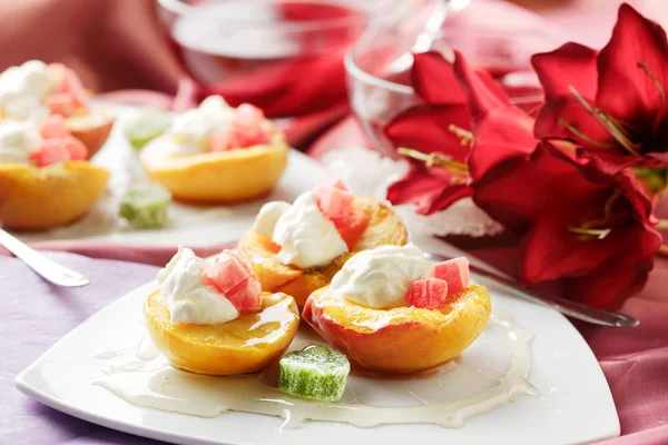 Peach bakat och dekorerad med frukt Stockbild