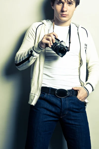 Guy holding the film camera — Stock Photo, Image