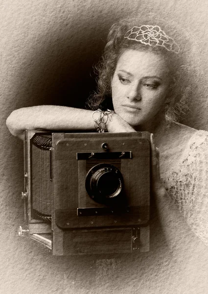 Текстурированное Ретро Фото Молодой Вдумчивой Женщины Стоящей Возле Старомодной Камеры — стоковое фото