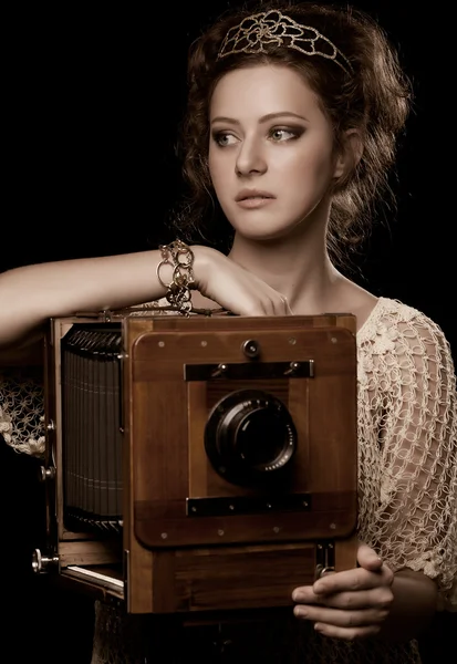Ретро Фото Молодой Женщины Стоящей Возле Старомодной Камеры — стоковое фото