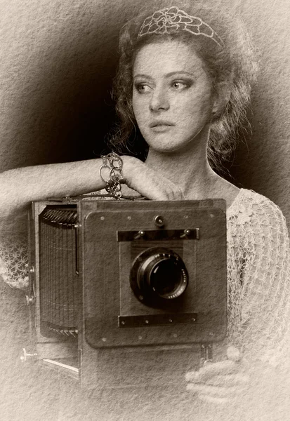 Νεαρή γυναίκα κοντά την παλιά κάμερα — Φωτογραφία Αρχείου