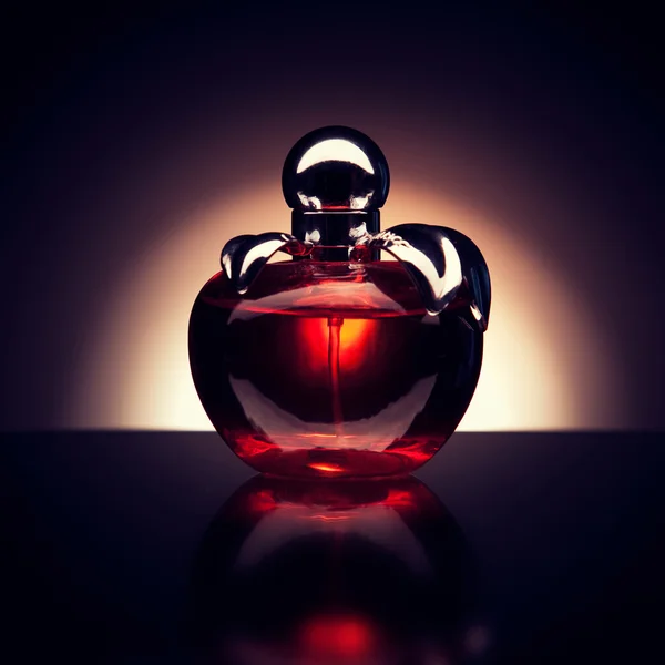 Apple Vorm Fles Parfum Met Reflectie — Stockfoto