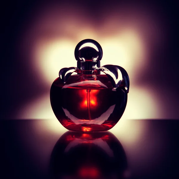 苹果形瓶香水用反射 — 图库照片
