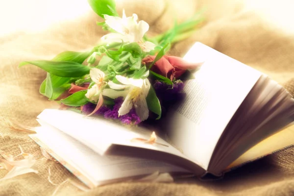 Bok og blomster – stockfoto