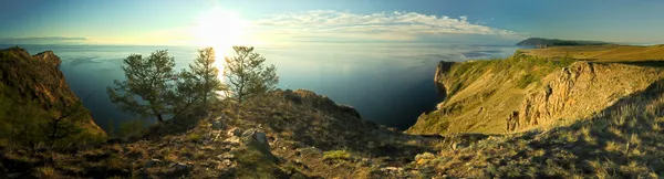 岩石海岸的全景 贝加尔湖 — 图库照片
