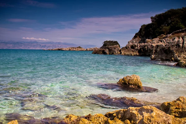 Tarde de verão no mar de Midterran, ondas salpicando na costa rochosa — Fotografia de Stock
