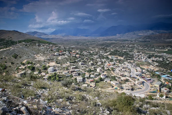 谷のアルバニアの都市の丘の眺め ロイヤリティフリーのストック画像